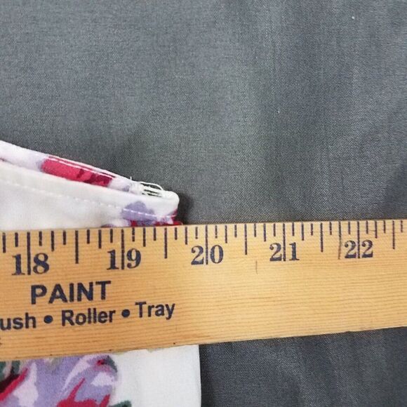 Maurices Medium V Neck White Floral Blouse Sleeveless Polyester Feminine Size M - Picture 10 of 11